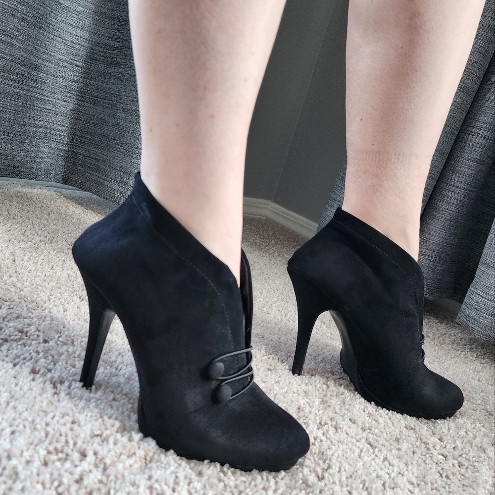 🖤 Velvet Colonial-Style Booty with Stilleto heel